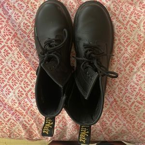 black doc martens kids size 5 which translates to a women’s size 7
